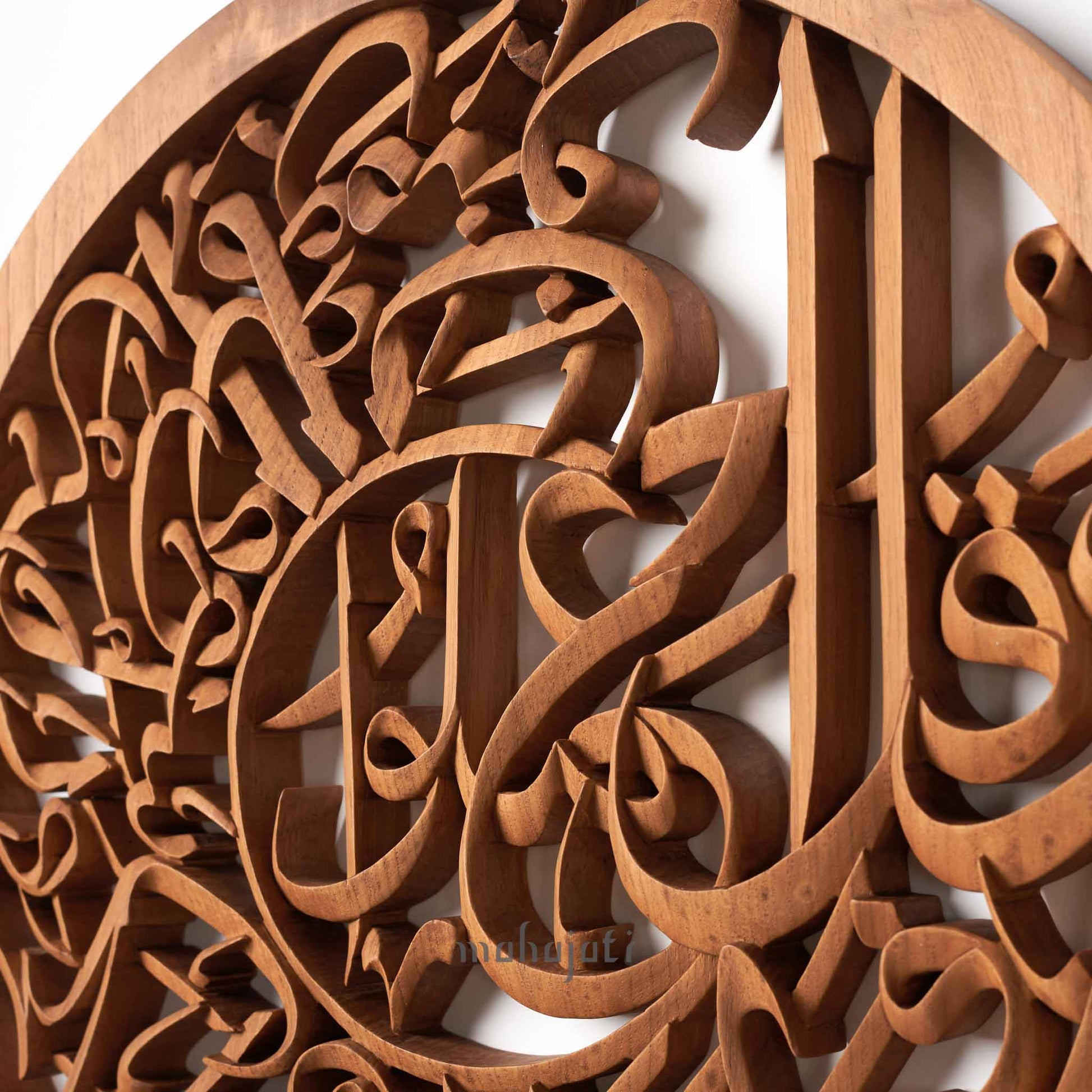 فن نحت الخشب بالخط الإسلامي الممتاز