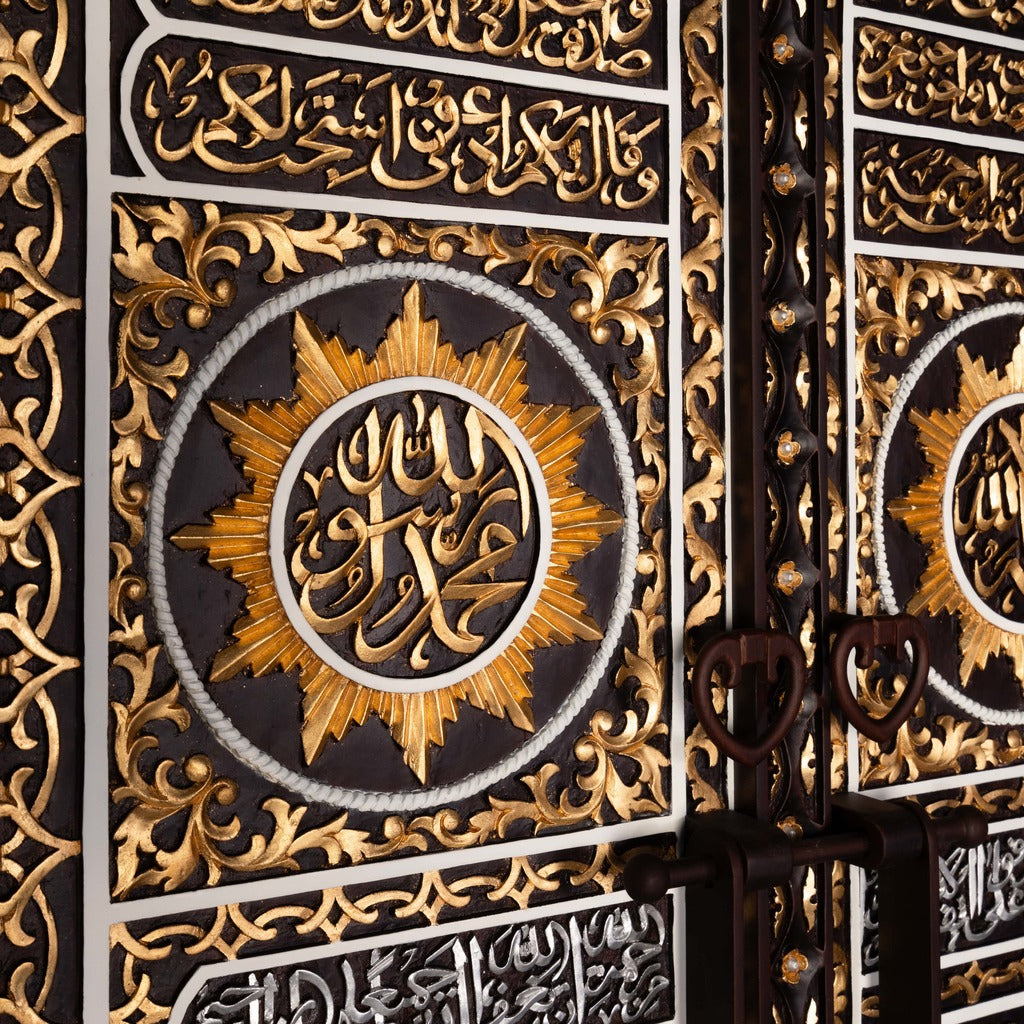 باب الكعبة باب الرحمة فن الجدار الإسلامي. نحت الخشب اليدوي من قبل ماهاجاتي.