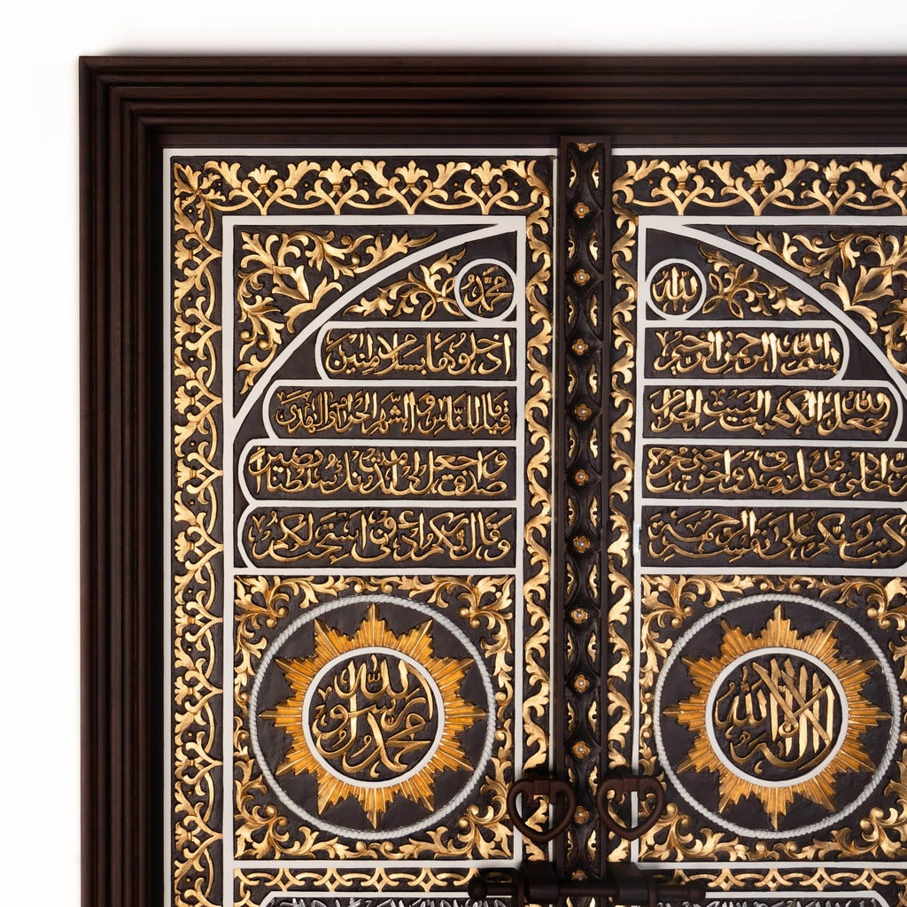 باب الكعبة باب الرحمة فن الجدار الإسلامي. نحت الخشب اليدوي من قبل ماهاجاتي.